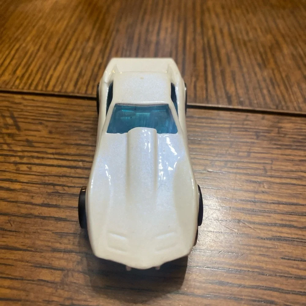 Vintage 1975 Hot Wheels Corvette Stingray  Malaysia White Pearl Blue Windows